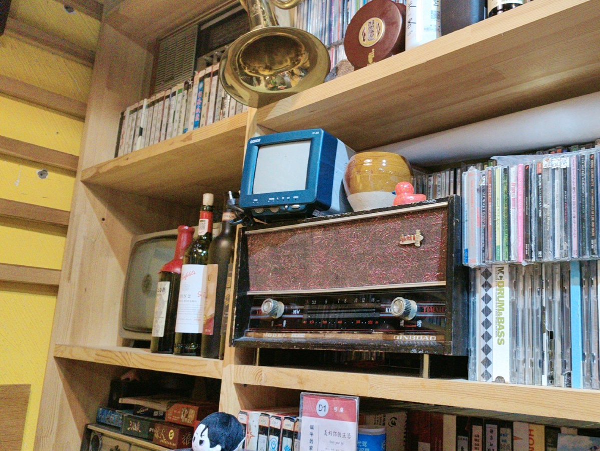 hVyash1's tweet photo. Got this vintage vinyl player and bookshelf from my grandma—turned unused clutter into cozy, nostalgic corner today. Small old things hold the best memories, worth sorting out! https://t.co/jy19EhYqJn