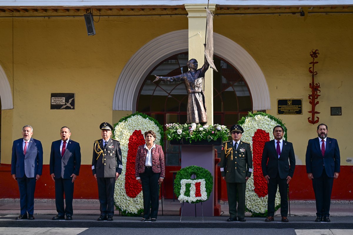 secti_edomex's tweet photo. El Srio. Miguel Ángel Hernández Espejel asistió con la gobernadora @delfinagomeza a la Guardia Solemne de Honor en homenaje a Miguel Hidalgo y Costilla, Padre de la Patria, así como al tradicional Desfile Cívico-Militar por el 216 Aniversario de la Independencia de México. 🇲🇽 https://t.co/R77yyoQIZk