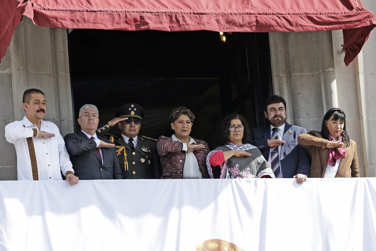 secti_edomex's tweet photo. El Srio. Miguel Ángel Hernández Espejel asistió con la gobernadora @delfinagomeza a la Guardia Solemne de Honor en homenaje a Miguel Hidalgo y Costilla, Padre de la Patria, así como al tradicional Desfile Cívico-Militar por el 216 Aniversario de la Independencia de México. 🇲🇽 https://t.co/R77yyoQIZk