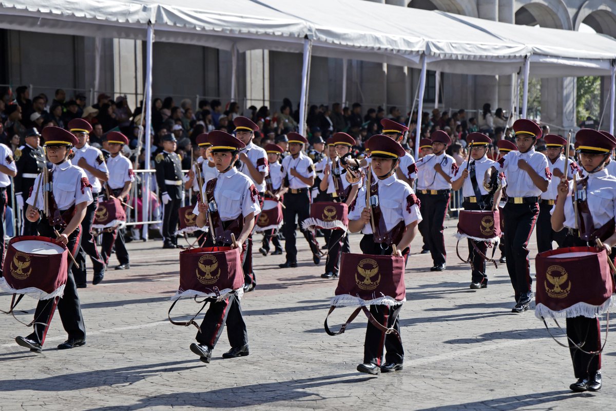 secti_edomex's tweet photo. El Srio. Miguel Ángel Hernández Espejel asistió con la gobernadora @delfinagomeza a la Guardia Solemne de Honor en homenaje a Miguel Hidalgo y Costilla, Padre de la Patria, así como al tradicional Desfile Cívico-Militar por el 216 Aniversario de la Independencia de México. 🇲🇽 https://t.co/R77yyoQIZk