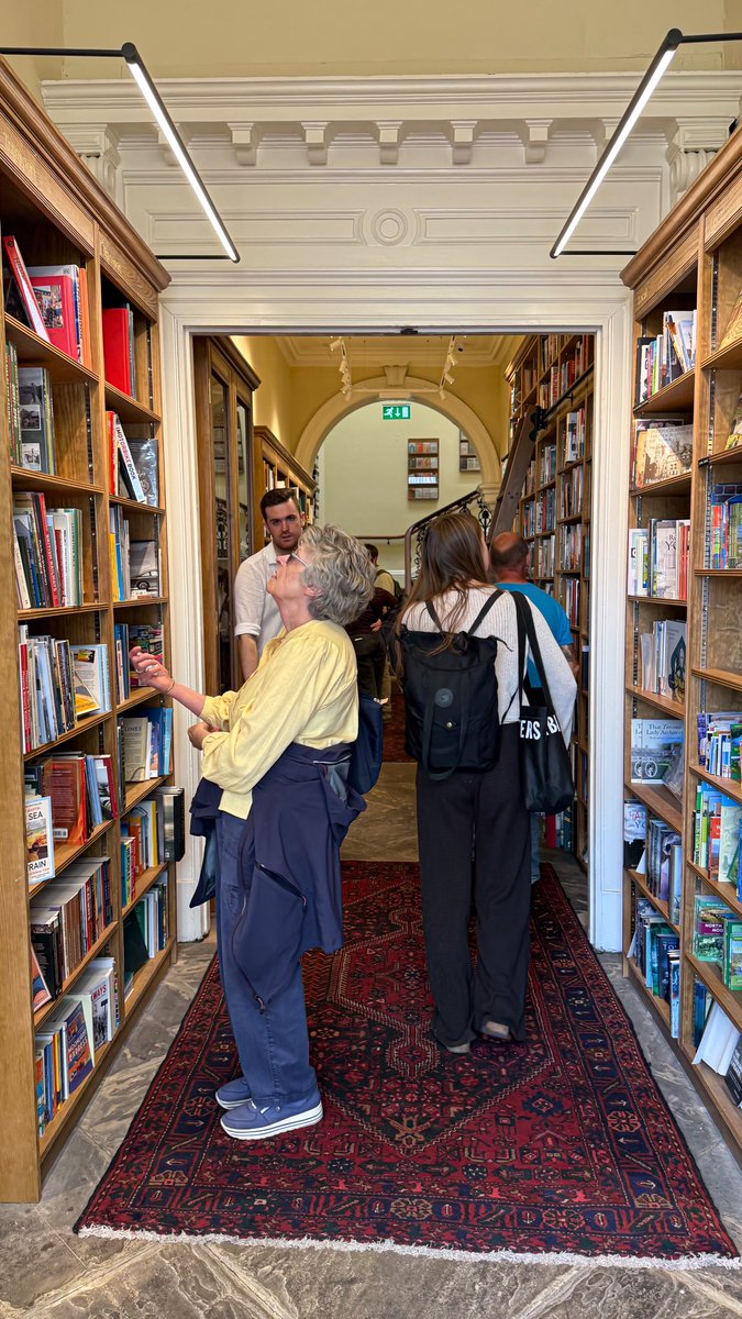lamia_a9's tweet photo. من أجمل المكتبات اللي زرتها في مدينة يورك العريقة..
مكان يجمع بين الكتب وجمال المدينة وتاريخها 📚 https://t.co/gaaKYZcGy2