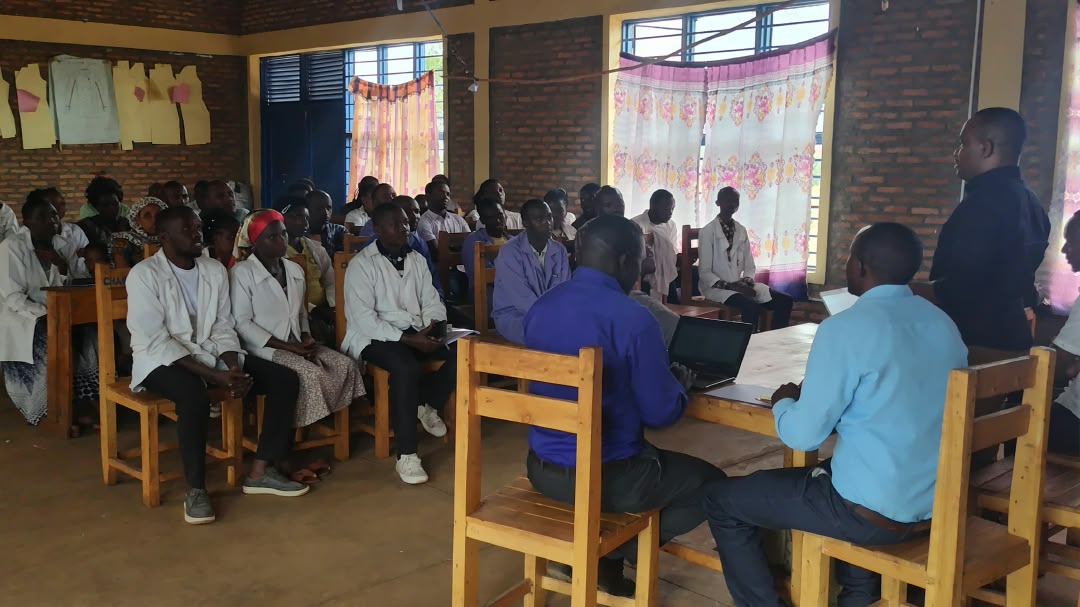 Migongogs's tweet photo. Today E/S of @nyarubuye_s Adelte HAKIZAMUNGU and @UyisenganImanzi  by RBC,  have visited GS Migongo/TSS. Some topics discussed: Teaching and learning, Results, presence, NCDs,.....@HABIMANAPHENIAS, @KireheDistrict https://t.co/IIj3TlIEHO