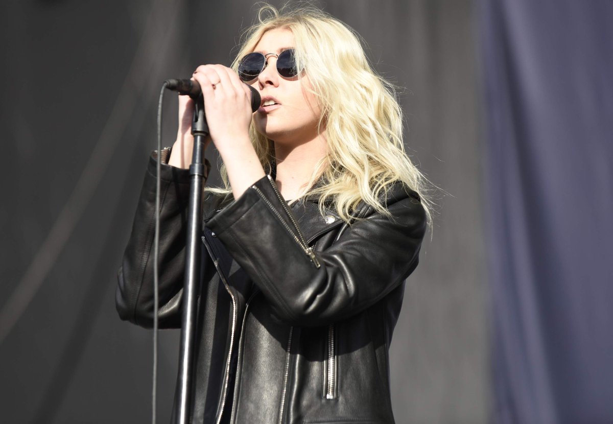 CFOXvan's tweet photo. Taylor Momsen of The Pretty Reckless on Why 'Dear God' Is Their Most Personal Album Yet [WATCH]: https://t.co/Sng21o4dhH @TPROfficial https://t.co/BR85pxNrkN