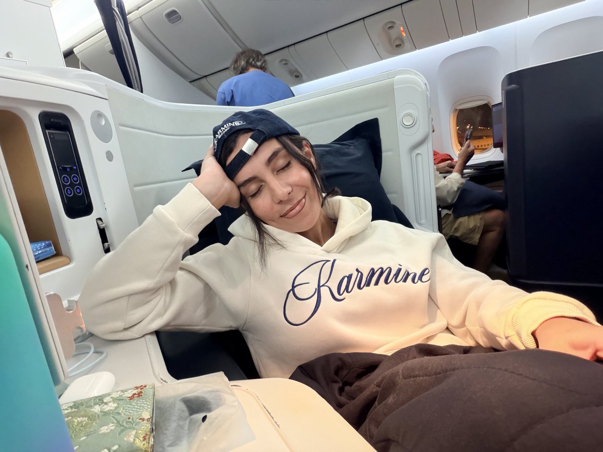 louhngle's tweet photo. omw to China ✈️ (1st time ever in business !!) 

13h de vol, gros dodo, full corpo 💙

#KCORP https://t.co/7az8mIRxHY