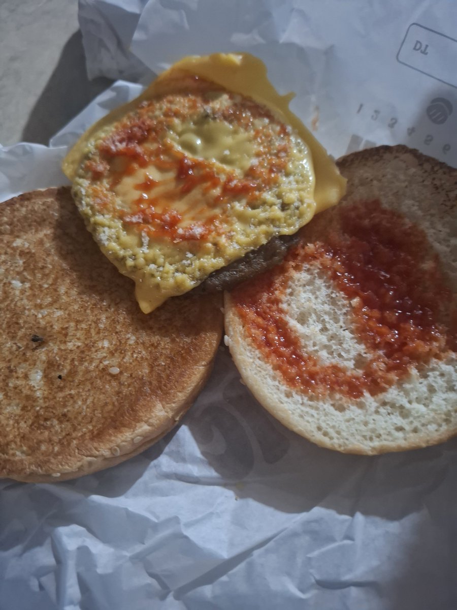 kathiabo's tweet photo. Pedí por didi una hamburguesa de @BurgerKingMX que supuestamente tenía pepinillos y mostaza. Esto me llegó. La hamburguesa fría con el pan duro y las papas frías. Con razón habían cerrado la única sucursal que tenían en mi ciudad. Que cierren esta también... https://t.co/L1VLiWwtaf