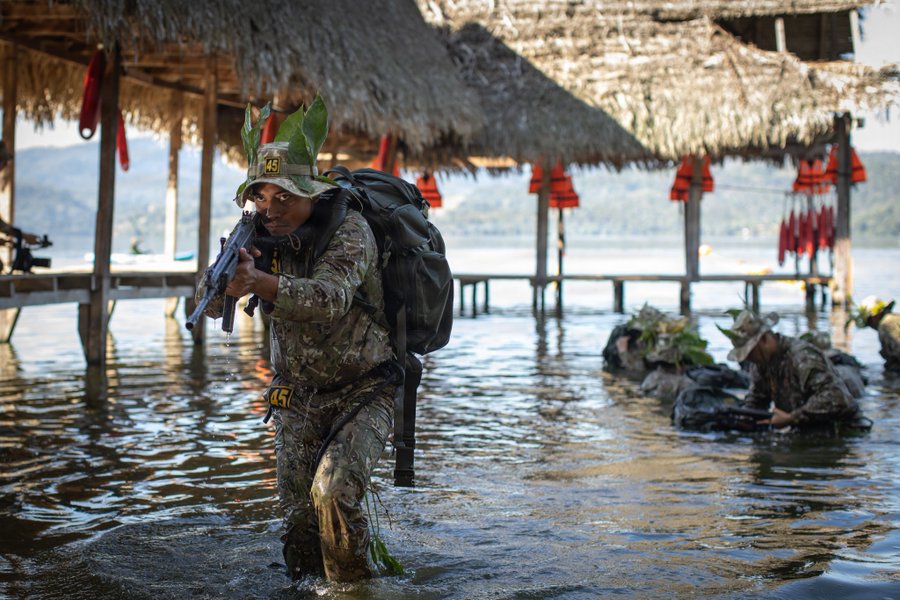 USAenEspanol's tweet photo. .@Southcom: Soldados del Ejército del Perú realizan una demostración de asalto anfibio para el personal militar de EE.UU., Perú y Chile en entrenamiento durante Southern Vanguard 26 en Sauce, Perú, el 10 de septiembre del 2026. 

#SouthernVanguard26 fortalece la preparación, la interoperabilidad y la seguridad regional a través del entrenamiento conjunto con las fuerzas de EE.UU., Perú, Argentina y Chile. Este ejercicio reúne a aproximadamente 400 combatientes para llevar a cabo entrenamiento de campo y de puesto de mando en un entorno selvático exigente y austero, simulando contingencias del mundo real en el complejo terreno de la selva amazónica.