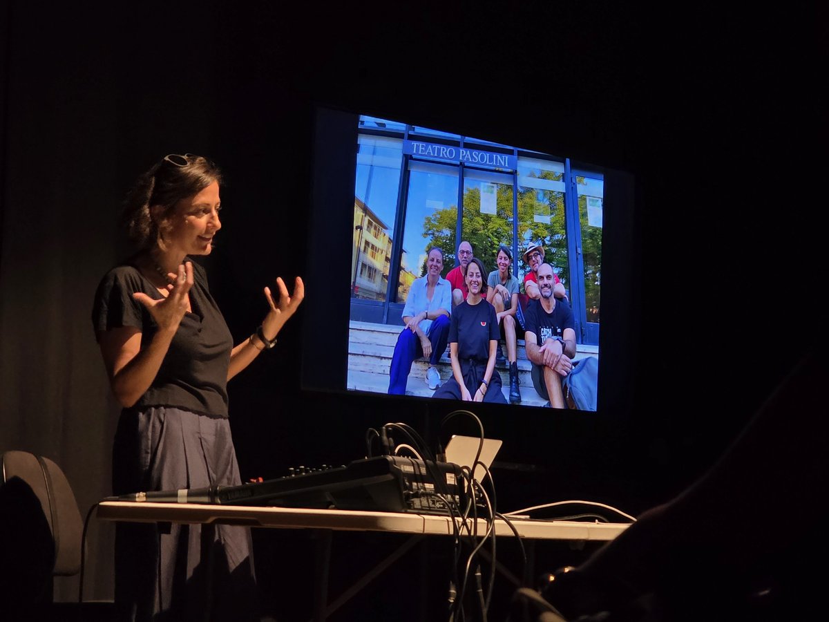 TeatroPasolini's tweet photo. Oggi Making of La Medium
con @MartaCuscuna sul palcoscenico gramito del @TeatroPasolini #Cervignano.
Introduce @FabriziaMaggi @CSSUdine. Dopo il debutto 28-29 ottobre al Teatro Vascello di Roma per @Romaeuropa, La Medium arriva a #TeatroContatto #Udine 7-8 novembre al Palamostre https://t.co/5xL1NVAXls