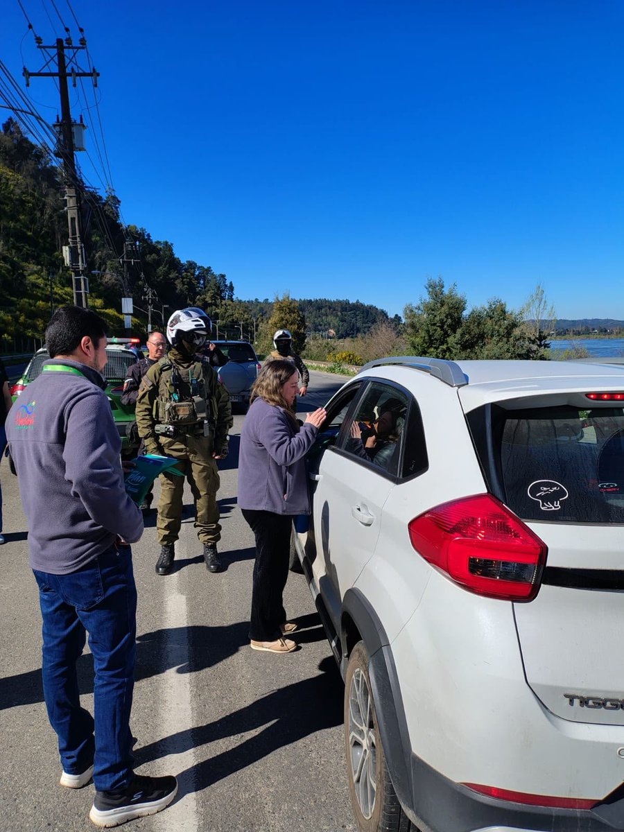 CarabBioBio's tweet photo. Carabineros de la Tenencia #Hualqui, en conjunto con SENDA, realizó controles preventivos y entregaron recomendaciones a conductores, en el marco del próximo fin de semana largo, reforzando el llamado a una conducción responsable y segura. https://t.co/QwoUZkEi0x