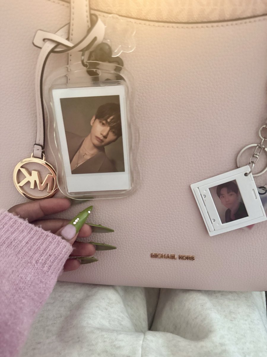 taetie_'s tweet photo. says hi https://t.co/dM03JmRSBS