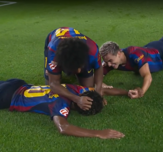 JotzarT's tweet photo. CARRERÓN DE ADEYEMI!! Y por fin se le dio el gol a Lamine Yamal!! y marcan el 7mo gol para el Barcelona jsjsjs #Barcelona 7-2 Racing #laliga #fcbarcelona https://t.co/XwHGgfwlWP