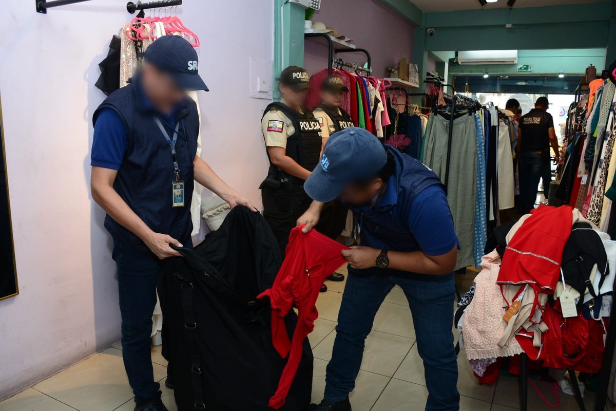 SRIoficialEc's tweet photo. #SRIenGuayas

@DValenzuelaSRI, director #SRIzonal8, junto a nuestros #FedatariosFiscales verificaron que la mercadería de varios locales comerciales de Urdesa cuenten con el respaldo documental y cumplan con la normativa tributaria vigente. https://t.co/qzJeHER6b7