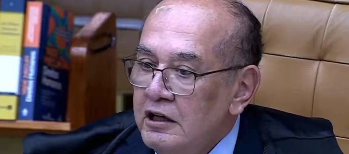 Economesteter's tweet photo. 🚨 Gilmar articula PEC que pode tirar 3 vagas no STF do próximo presidente

Segundo apuração da Revista Oeste, Gilmar Mendes conversa com senadores para elevar de 75 para 80 anos a aposentadoria compulsória dos ministros.

Se a mudança alcançar os atuais integrantes da Corte, ela adiaria as saídas de Fux, Cármen Lúcia e Gilmar.

O efeito seria empurrar três indicações ao STF para mandatos presidenciais posteriores. 👇🏼