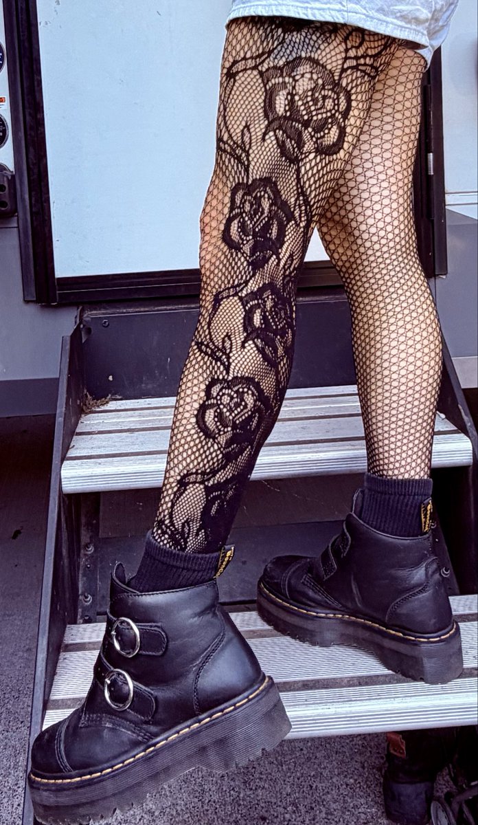 Daphne__Dael's tweet photo. Is it too early to start bustin out the fun tights??? https://t.co/YpAMDxSgSI