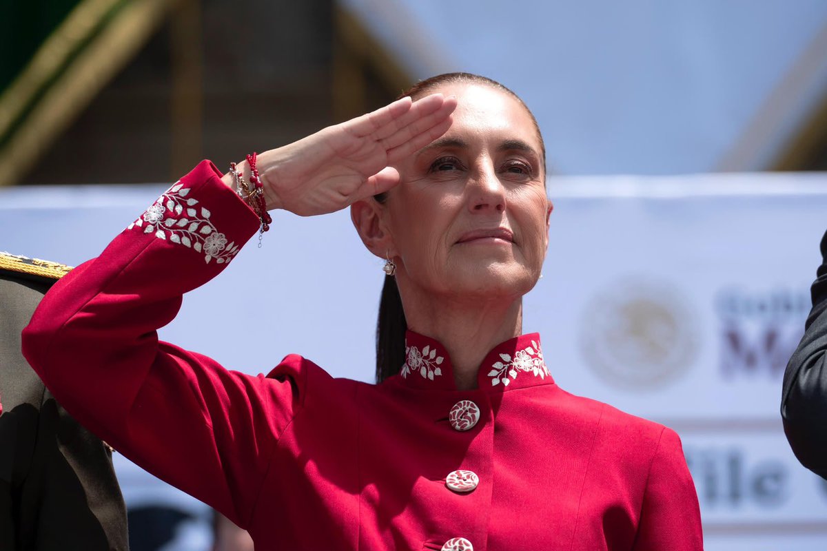 LizSanchezSM's tweet photo. México es una nación libre, independiente y 
soberana. 🇲🇽

Hoy nuestra presidenta y Comandanta Suprema de las Fuerzas Armadas, @Claudiashein , encabezó el Desfile Cívico Militar por el 216 aniversario de nuestra Independencia.

Como ella afirmó: México no se doblega, no se arrodilla y nunca se vende. Defender nuestra soberanía y construir una patria con justicia social es responsabilidad de todas y todos.

¡Que viva la Independencia! ¡Que viva la soberanía! ¡Que viva México! ❤️🇲🇽