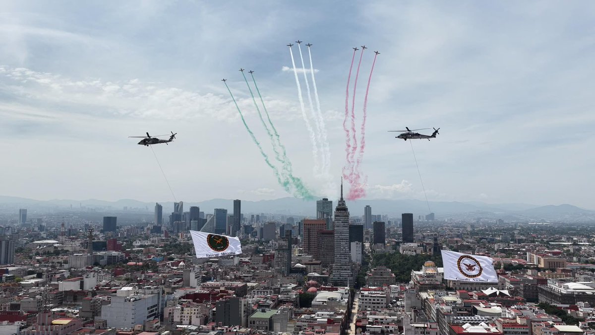 LizSanchezSM's tweet photo. México es una nación libre, independiente y 
soberana. 🇲🇽

Hoy nuestra presidenta y Comandanta Suprema de las Fuerzas Armadas, @Claudiashein , encabezó el Desfile Cívico Militar por el 216 aniversario de nuestra Independencia.

Como ella afirmó: México no se doblega, no se arrodilla y nunca se vende. Defender nuestra soberanía y construir una patria con justicia social es responsabilidad de todas y todos.

¡Que viva la Independencia! ¡Que viva la soberanía! ¡Que viva México! ❤️🇲🇽