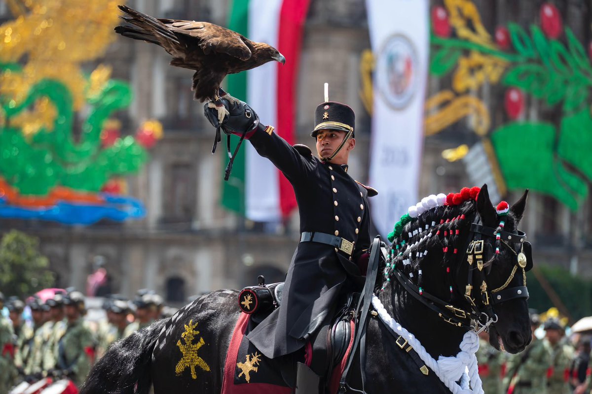 LizSanchezSM's tweet photo. México es una nación libre, independiente y 
soberana. 🇲🇽

Hoy nuestra presidenta y Comandanta Suprema de las Fuerzas Armadas, @Claudiashein , encabezó el Desfile Cívico Militar por el 216 aniversario de nuestra Independencia.

Como ella afirmó: México no se doblega, no se arrodilla y nunca se vende. Defender nuestra soberanía y construir una patria con justicia social es responsabilidad de todas y todos.

¡Que viva la Independencia! ¡Que viva la soberanía! ¡Que viva México! ❤️🇲🇽