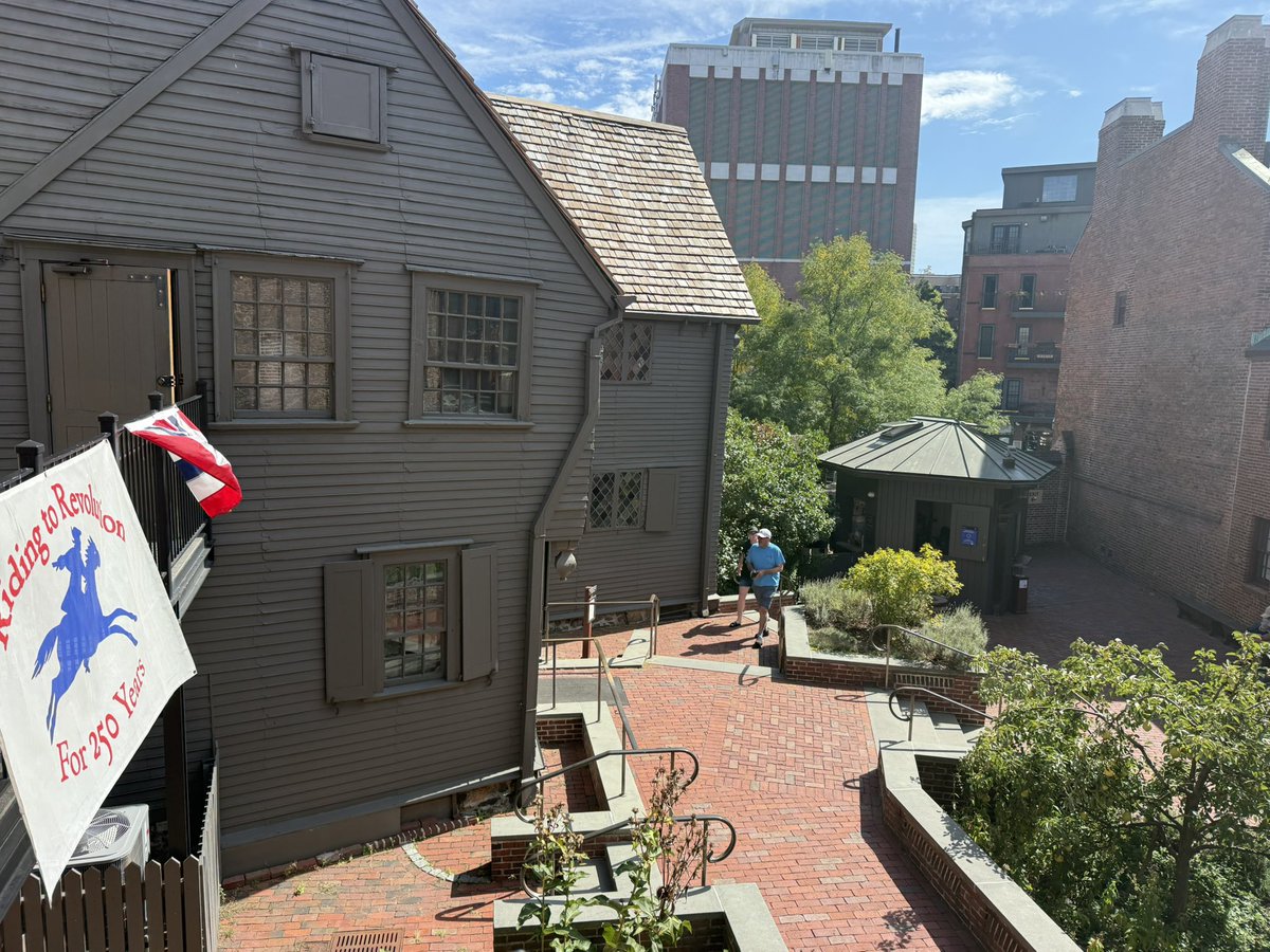 PaulRevereHouse's tweet photo. We had so much fun hosting an @AASLH/@ncph conference tour this morning, we forgot to take any pics! So this courtyard image will have to serve as our #WalksOnWednesday invite to all #WorkOfRevolution conference attendees to show your badge for FREE admission through Sunday 9/21! https://t.co/vTsGOSfVoZ