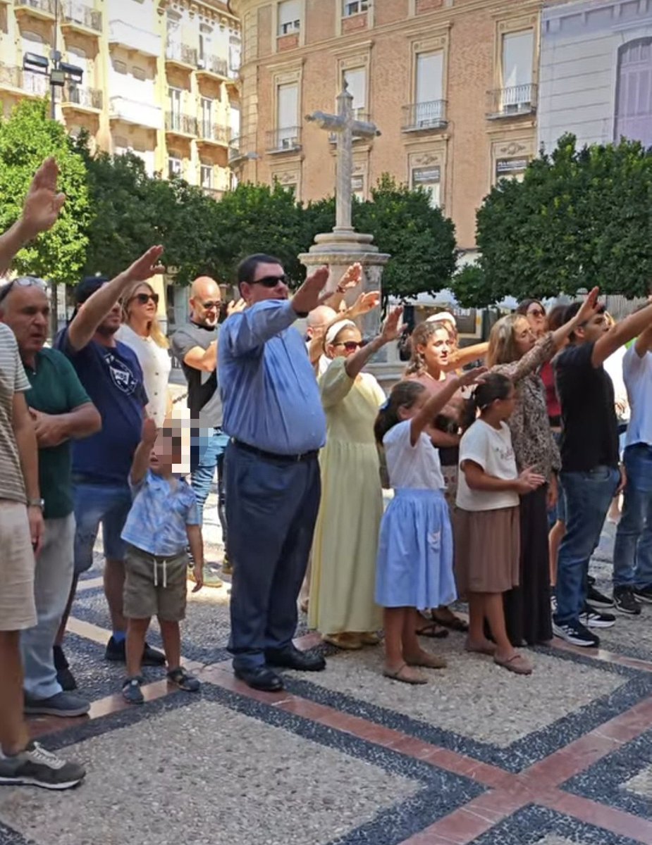 RofegaRed's tweet photo. El nazismo campando a sus anchas por España.
Esta foto es de Murcia y hay niños haciendo el saludo fascista.
¡Niños!
Alguien debería quitarles la custodia a esos padres. https://t.co/SCnuaTtWxi