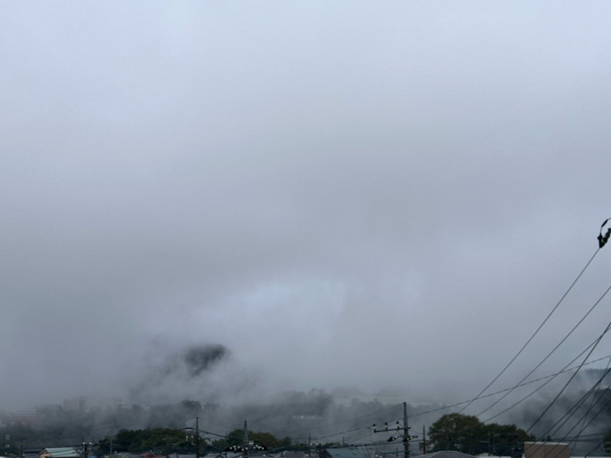 ybsradiofun's tweet photo. おはようございます

今朝の上野原は、一旦止んでいた雨が5時頃からポツポツと降り出して、今は大粒の雨に変わっています

日差しもなく薄暗い朝です

山沿いは霧が出ているようです

気温は18.8℃、昨日と比べ2.1℃下がって、ヒンヤリしています

今日もよろしくお願いします

 #909mybs https://t.co/uANtMf4qX9