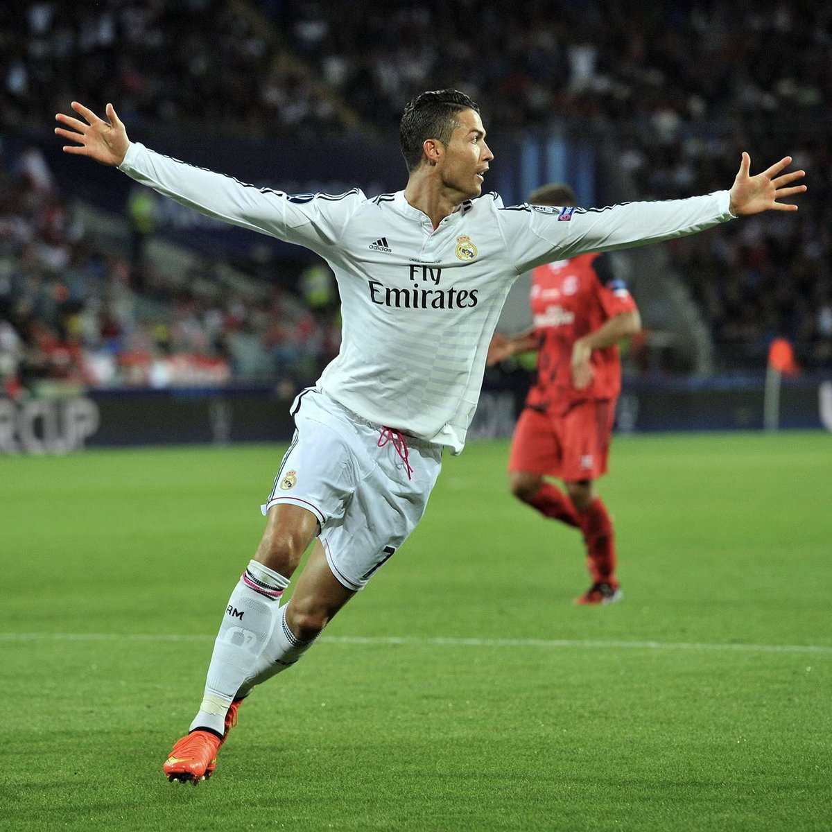 ActuCR7_'s tweet photo. 🚨 𝗜𝗟 𝗙𝗔𝗨𝗧 𝗥𝗘𝗠𝗢𝗡𝗧𝗘𝗥 𝗔̀ 𝗟𝗔 𝗦𝗔𝗜𝗦𝗢𝗡 𝟮𝟬𝟭𝟰/𝟭𝟱 𝗣𝗢𝗨𝗥 𝗥𝗘𝗧𝗥𝗢𝗨𝗩𝗘𝗥 𝗨𝗡𝗘 𝗖𝗢𝗨𝗥𝗦𝗘 𝗔𝗨 𝗣𝗜𝗖𝗛𝗜𝗖𝗛𝗜 𝗔𝗨𝗦𝗦𝗜 𝗣𝗥𝗢𝗟𝗜𝗙𝗜𝗤𝗨𝗘 𝗔𝗣𝗥𝗘̀𝗦 𝟲 𝗝𝗢𝗨𝗥𝗡𝗘́𝗘𝗦 ! 🤯

2026/27 :

🥇 Raphinha 🇧🇷 - 9 buts
🥈 Lamine Yamal 🇪🇸 - 7 buts
🥉 Kylian Mbappé 🇫🇷 - 7 buts

2014/15 :

🥇 Cristiano Ronaldo 🇵🇹 - 10 buts 🐐
🥈 Neymar 🇧🇷 - 6 buts
🥉 Lionel Messi 🇦🇷 - 5 buts

CR7 n’avait pourtant disputé que 5 matchs 😂