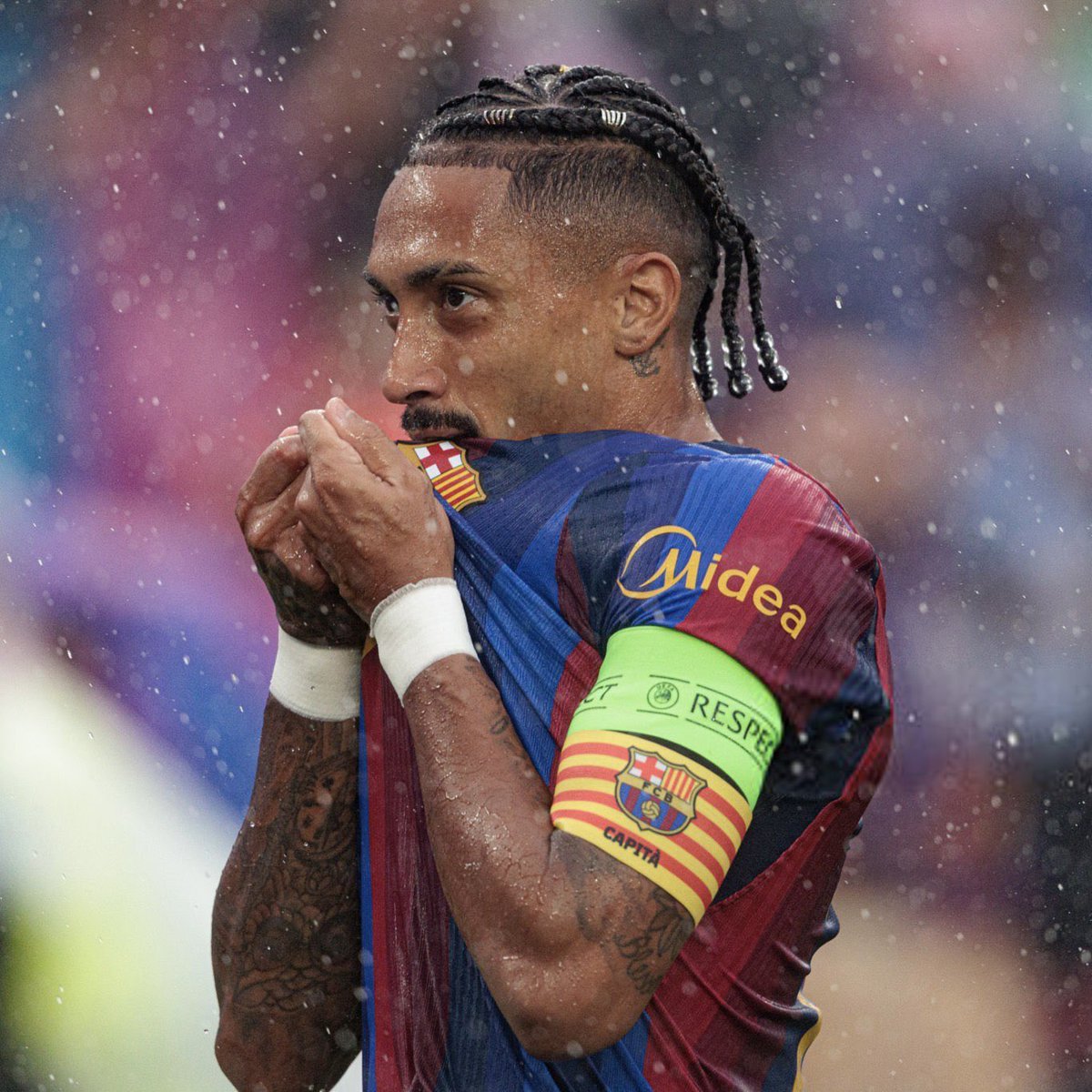 ActuCR7_'s tweet photo. 🚨 𝗜𝗟 𝗙𝗔𝗨𝗧 𝗥𝗘𝗠𝗢𝗡𝗧𝗘𝗥 𝗔̀ 𝗟𝗔 𝗦𝗔𝗜𝗦𝗢𝗡 𝟮𝟬𝟭𝟰/𝟭𝟱 𝗣𝗢𝗨𝗥 𝗥𝗘𝗧𝗥𝗢𝗨𝗩𝗘𝗥 𝗨𝗡𝗘 𝗖𝗢𝗨𝗥𝗦𝗘 𝗔𝗨 𝗣𝗜𝗖𝗛𝗜𝗖𝗛𝗜 𝗔𝗨𝗦𝗦𝗜 𝗣𝗥𝗢𝗟𝗜𝗙𝗜𝗤𝗨𝗘 𝗔𝗣𝗥𝗘̀𝗦 𝟲 𝗝𝗢𝗨𝗥𝗡𝗘́𝗘𝗦 ! 🤯

2026/27 :

🥇 Raphinha 🇧🇷 - 9 buts
🥈 Lamine Yamal 🇪🇸 - 7 buts
🥉 Kylian Mbappé 🇫🇷 - 7 buts

2014/15 :

🥇 Cristiano Ronaldo 🇵🇹 - 10 buts 🐐
🥈 Neymar 🇧🇷 - 6 buts
🥉 Lionel Messi 🇦🇷 - 5 buts

CR7 n’avait pourtant disputé que 5 matchs 😂