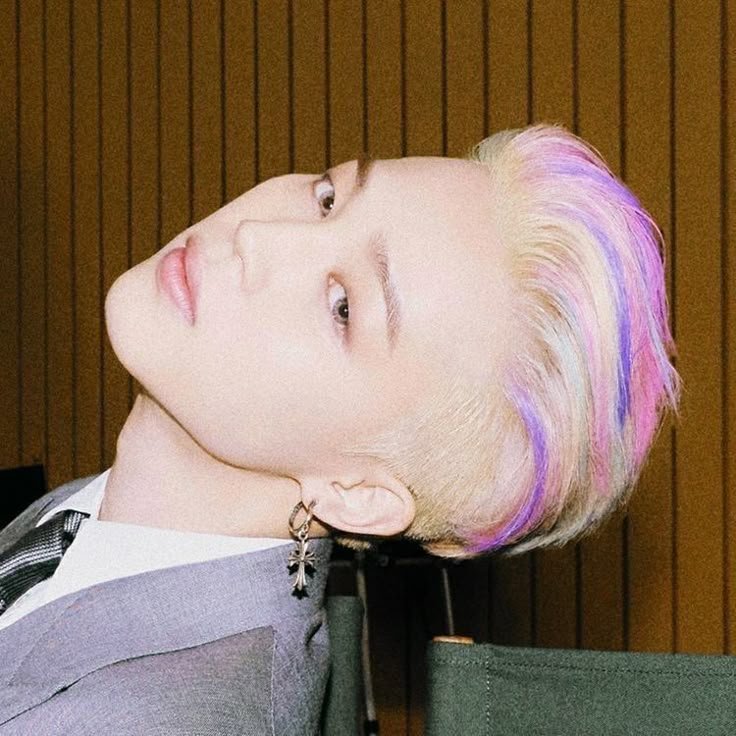 stillgoin7's tweet photo. We don’t talk enough about blond Jimin with pink, blue and purple streaks https://t.co/TeftUFzifs