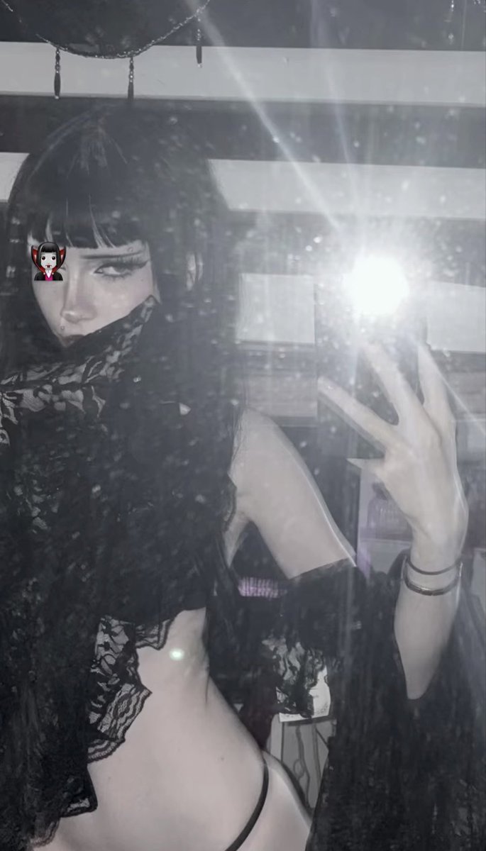 amisahrt's tweet photo. Sweet vampire https://t.co/4ALVVZISMo
