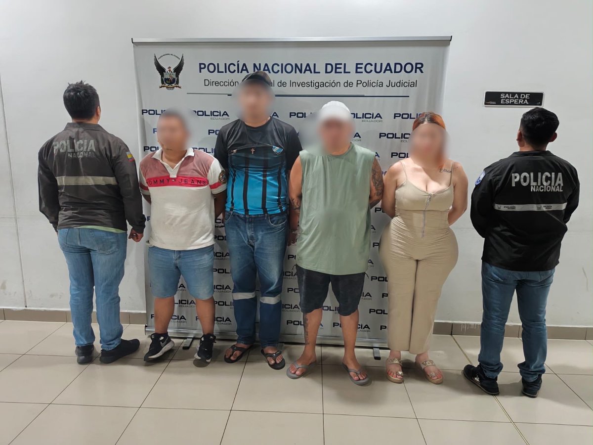 PoliciaEcZona8's tweet photo. DESARTICULAMOS UNA BANDA DE ESTAFADORES EN #GUAYAQUIL

Tras la alerta generada por el cometimiento del delito de estafa en un local comercial, desplegamos un operativo que permitió la aprehensión de 4 ciudadanos implicados presuntamente en el ilícito.

#ServirYProtegerConFirmeza https://t.co/0yRROCTGMf