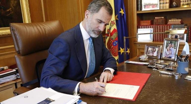 soytuansiedad's tweet photo. Felipe VI redactando una Cédula Real para desterrar a Náyades de España porque al primo del rey no le vacila nadie. 
#LaIslaDeLasTentaciones4 https://t.co/4yJBNf5PFH