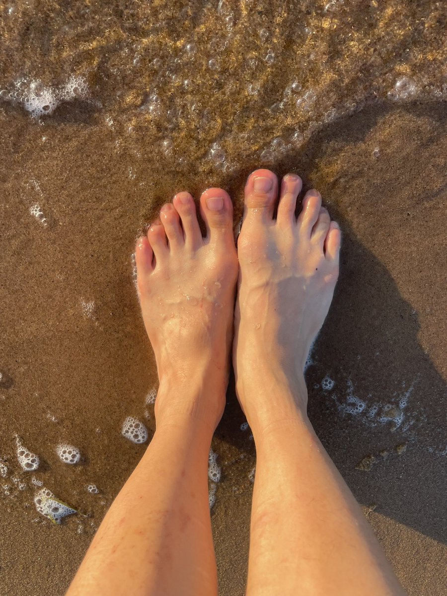 imjiwooe's tweet photo. The feet and the face https://t.co/EJhUq2t5li