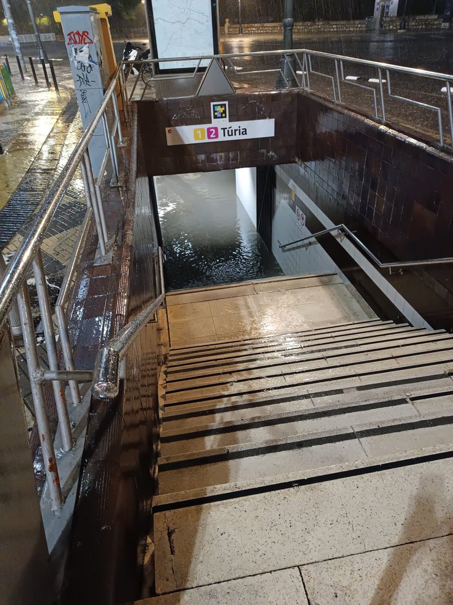 NoaGresiva's tweet photo. La parada de metro inundada y no había sonado la alerta. 

Es que es de juzgado de guardia. Se murieron 230 personas hace dos años por no avisar. https://t.co/KytC8P3Spw