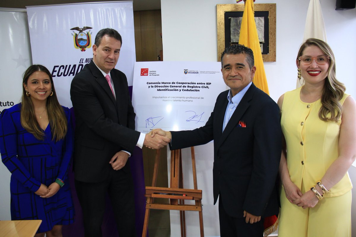 RegistroCivilec's tweet photo. #Quito | El director general, @JorgeOsorioEc, junto a Javier Arteaga, director Internacional del Instituto Europeo de Posgrado, suscribieron un convenio que permitirá fortalecer capacidades profesionales de nuestro talento humano impactando en una óptima atención a la ciudadanía. https://t.co/mkAqqxxuky