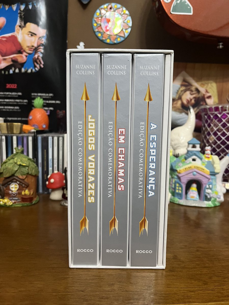 presleyvils's tweet photo. @ryurmal oii desculpa aparecer do nada, mas queria dizer que se vc for da cidade de sp ou região que eu to vendendo esse box edição comemorativa de jogos vorazes!!

só li o primeiro, o resto nunca abri!
posso mandar mais fotos se tiver algum interesse :)

R$160 https://t.co/BCKoTqm0gB