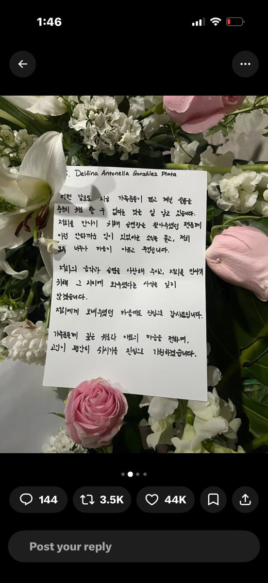 ot7realcore's tweet photo. Stray Kids sends flowers and a handwritten letter to the family of a fan who died waiting in line (medical emergency)for the group's concert in Argentina.

(My condolence to her and her family 🙏🏼)

Hybe would never do this
To protect their image  😀 https://t.co/OmZRMIfSYE