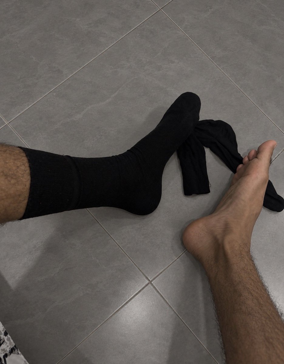 hemokeh44's tweet photo. Who wants to eat my socks? https://t.co/doz8EQ8GeK