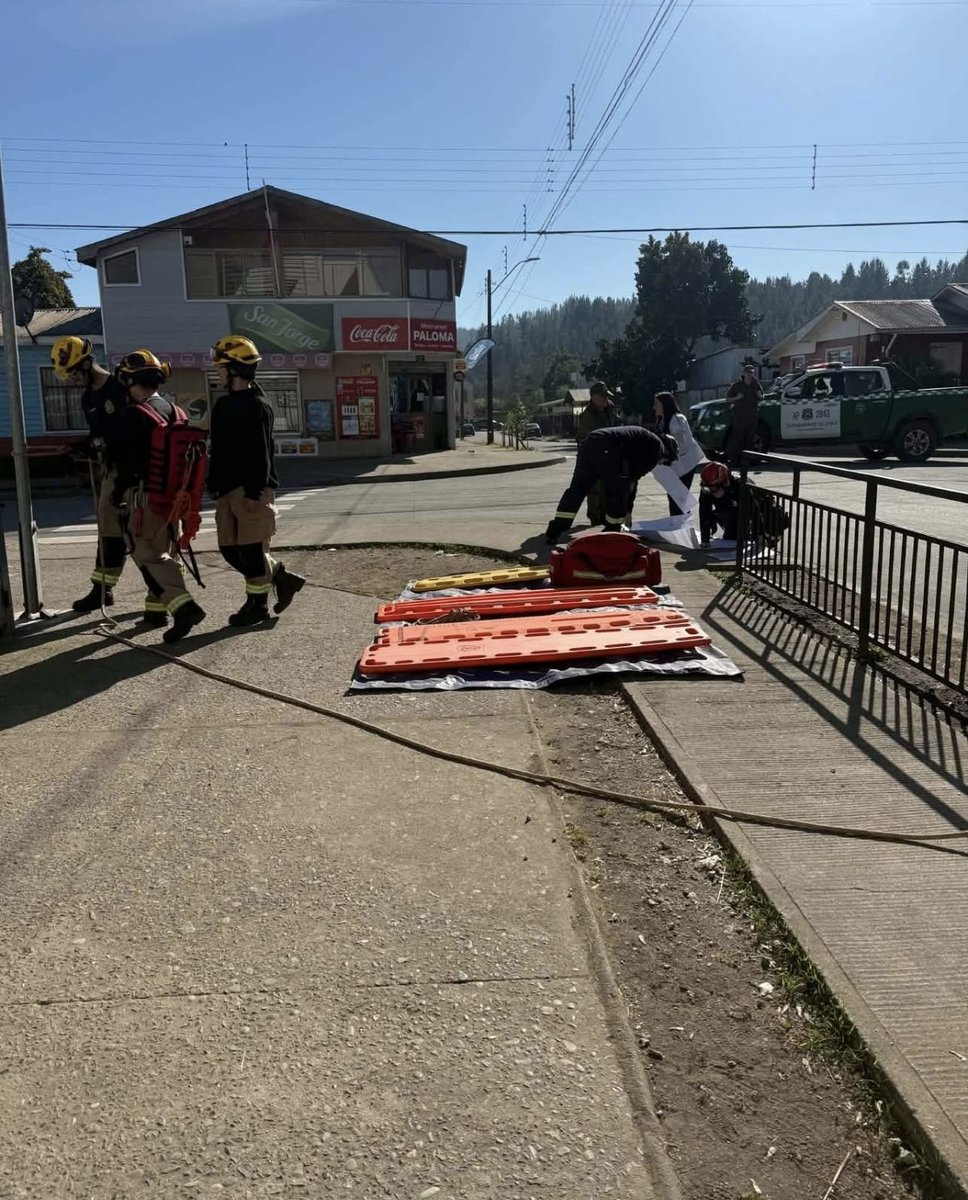 CarabBioBio's tweet photo. Carabineros del Retén #Talcamavida de la comuna de #Hualqui, en conjunto con Bomberos y docentes de la escuela Carlos Fernández Castillo realizó un simulacro de sismo, con rescate de alumnos atrapados y lesionados, fortaleciendo en conjunto las medidas preventivas ante un sismo. https://t.co/d46YD1oJZN