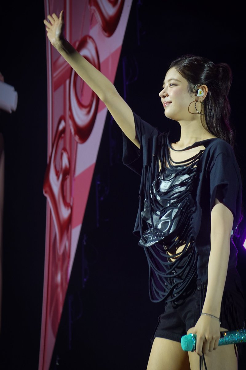 KTfix8's tweet photo. Still on my way home 😴

#itzyinparis #yeji #yuna #Chaeryeong #lia https://t.co/1EdkELoEKM