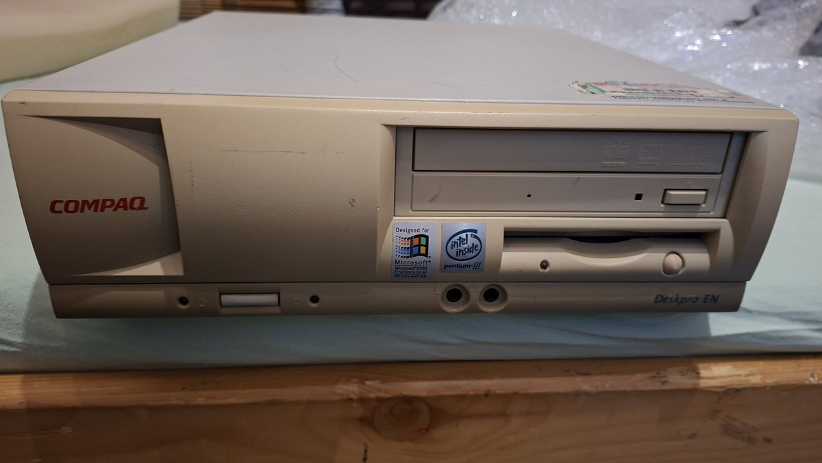 hajek_jaromir's tweet photo. Today mail👀🖥️ P3 667MHz inside #retrogaming #oldcomputers #compaq #mailcall https://t.co/7yaHtA0YgL