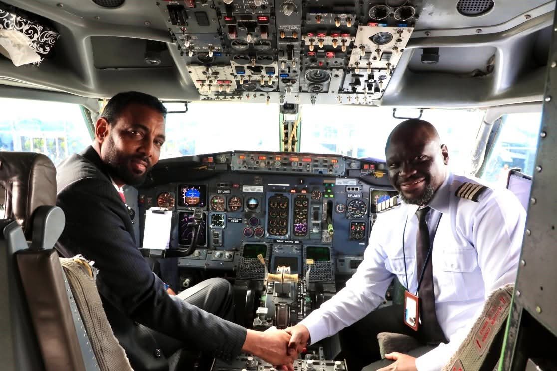 MotcaSomali's tweet photo. Ministry of Transport &amp; Civil Aviation Minister Mohamed Farah Nuh welcomed Juba Airways' new B733 at Aden Adde Airport. This milestone boosts Somalia’s aviation growth, trade, and travel connectivity. 🇸🇴✈️ https://t.co/x7yMMzeZ5F
