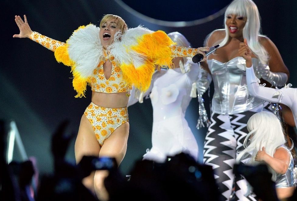 MileyCyrusMex's tweet photo. ¡Se cumplen ya doce años de la visita de Miley a México con el Bangerz Tour ¿Cuántos estuvieron presentes en MTY, CDMX o Guadalajara? 🇲🇽✨ https://t.co/vLTXgTgZ8k