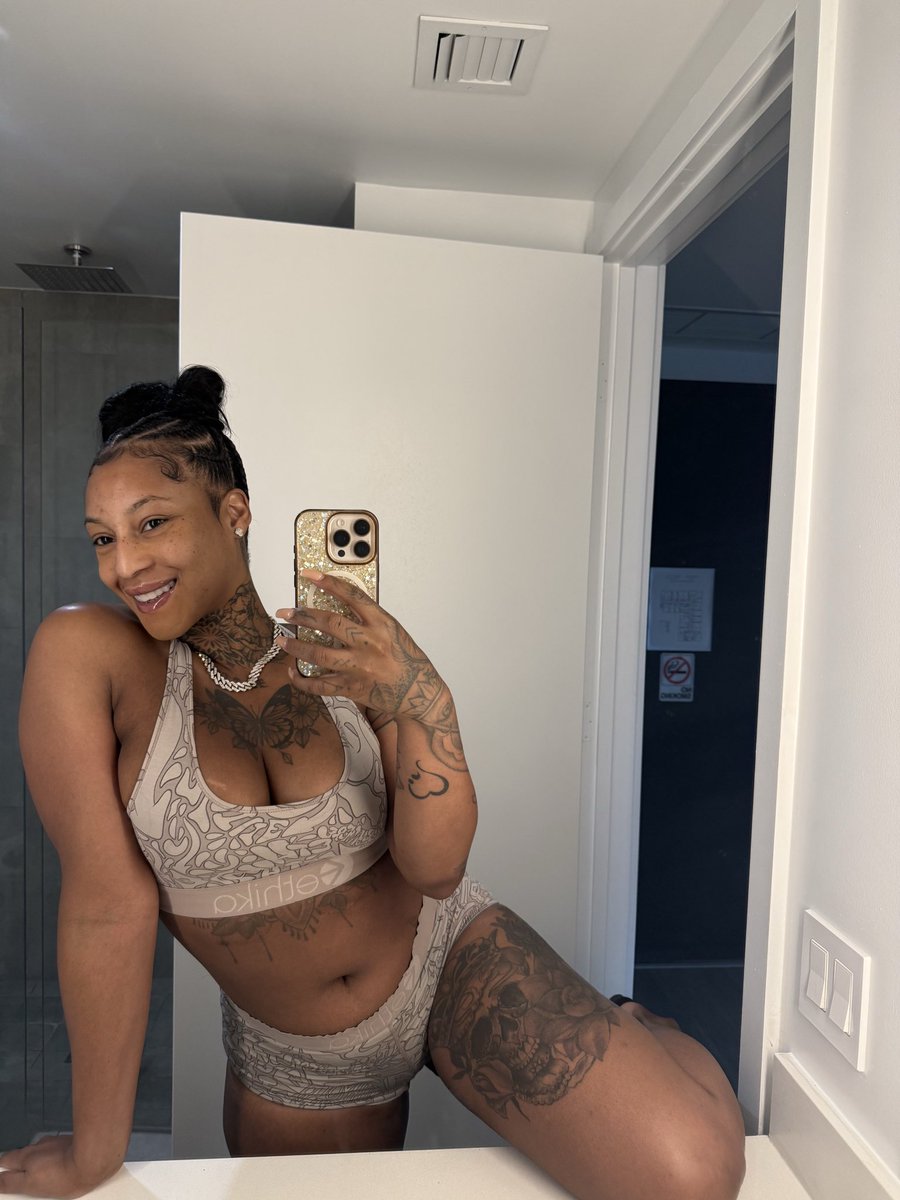 twerkssumm's tweet photo. Standing or sitting https://t.co/hGMGLLroBv