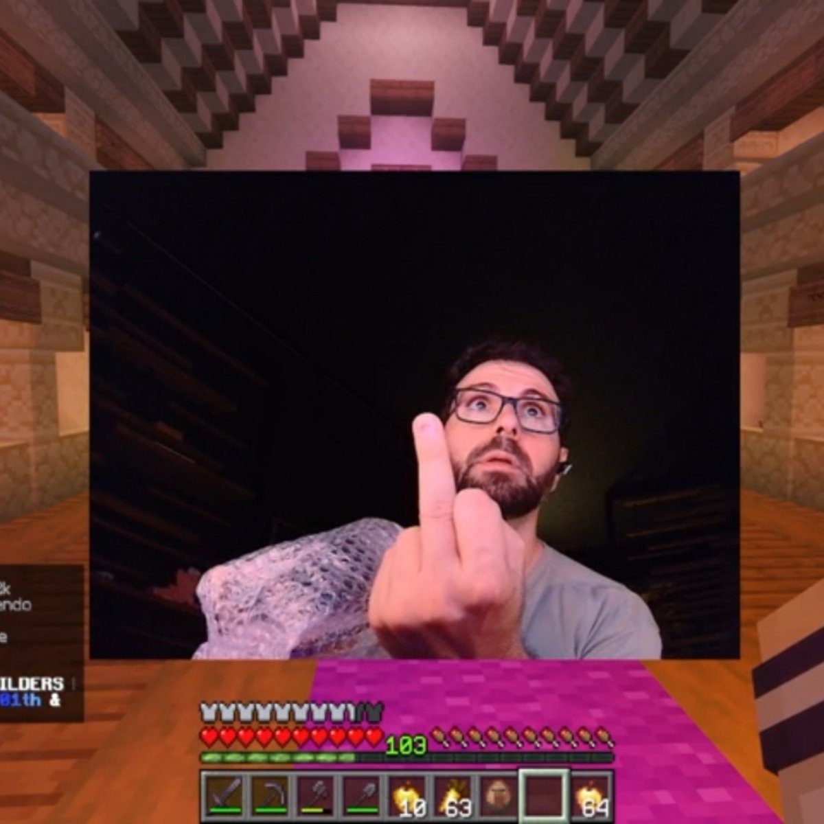 Hopespire_'s tweet photo. Vege tratando de mostrar que se golpeó la uña *🖕*

El chat: "Me ofendí" "Muchacho grosero" "De gratis" "Nuevo sticker" "Para los haters" https://t.co/Dir4eFg7SM