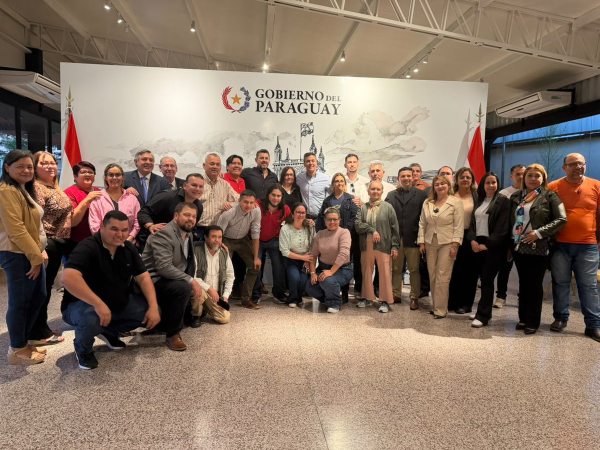 SantiPenap's tweet photo. Hoy elegimos el diálogo y apostamos al futuro de nuestros niños, que merecen, por sobre todas las cosas, una educación de calidad.

En ese camino, acordamos con nuestros educadores una decisión concreta: un ajuste salarial del 5% desde 2027.

Cuando el Paraguay invierte en quienes forman a las nuevas generaciones, siembra hoy el país que todos soñamos para mañana.