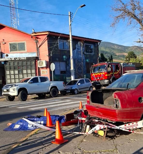 eo_enlinea's tweet photo. 🚘 Campaña de concientización de hoy ha llamado la atención de peatones y conductores en #LaCruz.
📍 Se trató de una simulación de un accidente de tránsito con resultado fatal. Este montaje se instaló en la Avenida 21 de mayo, a la altura del paradero 7.
(1/2) https://t.co/ZiCJg0G2so