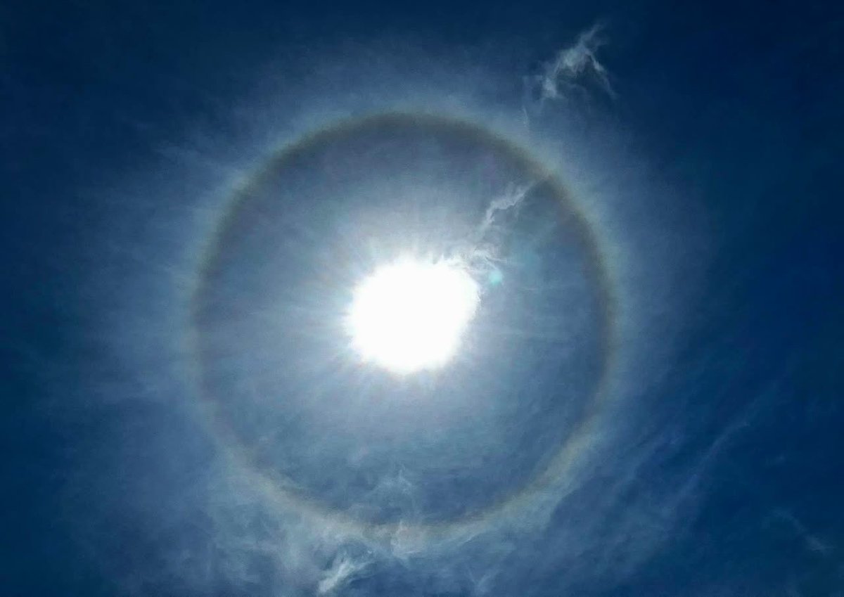 Meteoalert_CDMX's tweet photo. ☀️¿Vieron el #HaloSolar?
Así se observó este fenómeno al mediodía desde #CDMX y #EdoMex producto de la refracción de la luz solar en los cristales de hielo que componen las nubes cirrostratus presentes
❌NO anteceden temblores (puede temblar con cualquier nube o sin ellas) https://t.co/XszgnyG0Wz