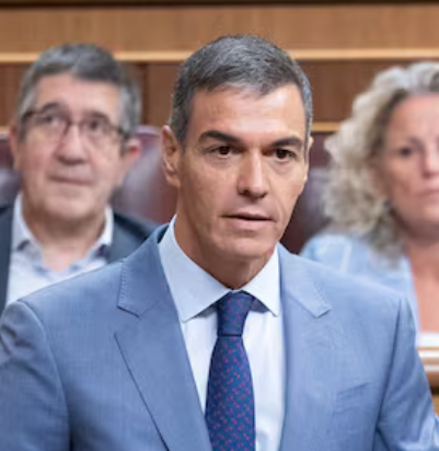 HernandoCorona's tweet photo. Excremento de la política sucia que se ha adherido a la Moncloa y el poder. Vive de la discordia. Le interesa mantener el problema de Ceuta, ciudad sacrificada para para poder llamar fascista a la gente cuando (con razón) explote. https://t.co/xHHMP9vQBz