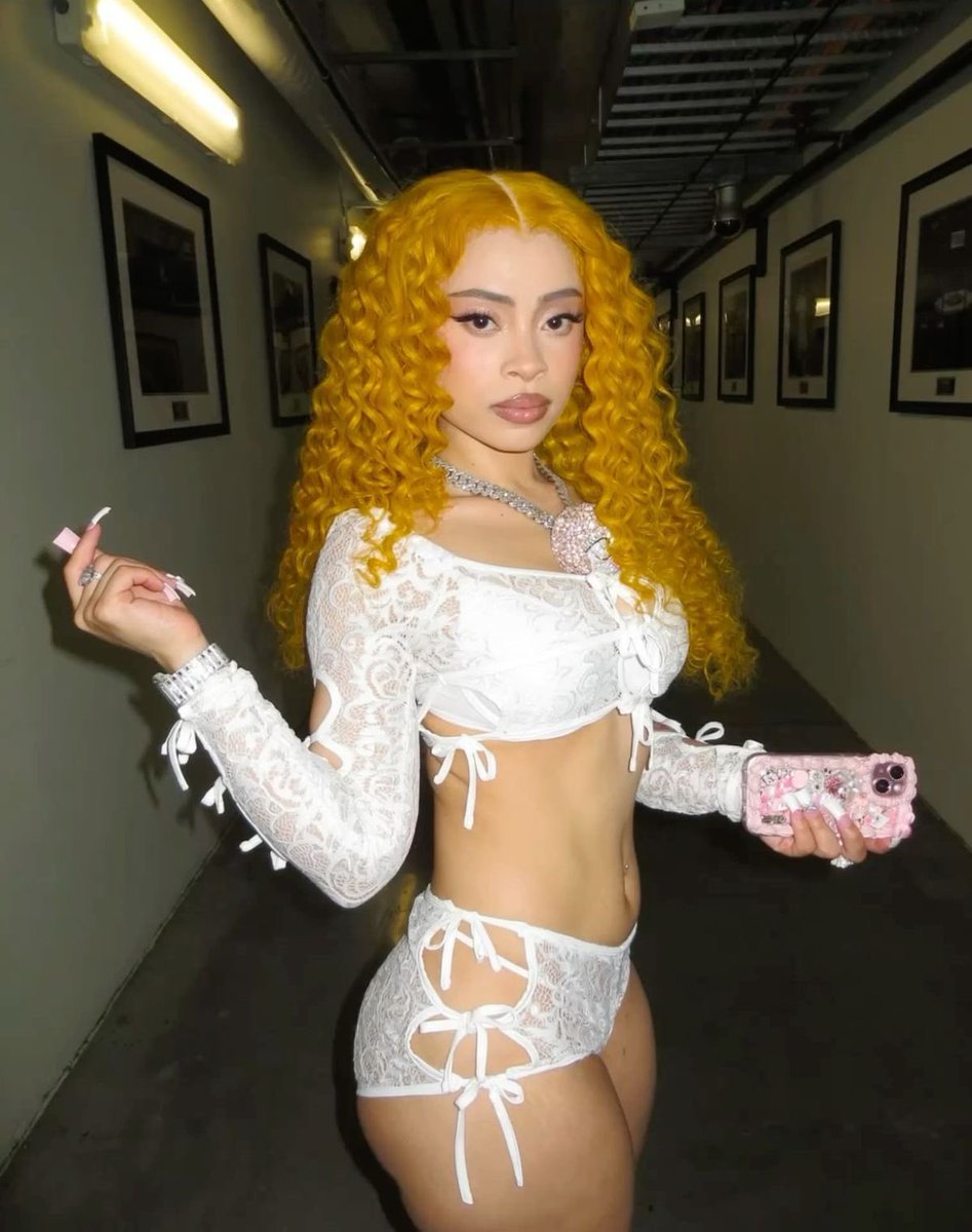 lanasbIackswan's tweet photo. i loved her skinny era ngl https://t.co/2eBYC5CfcE