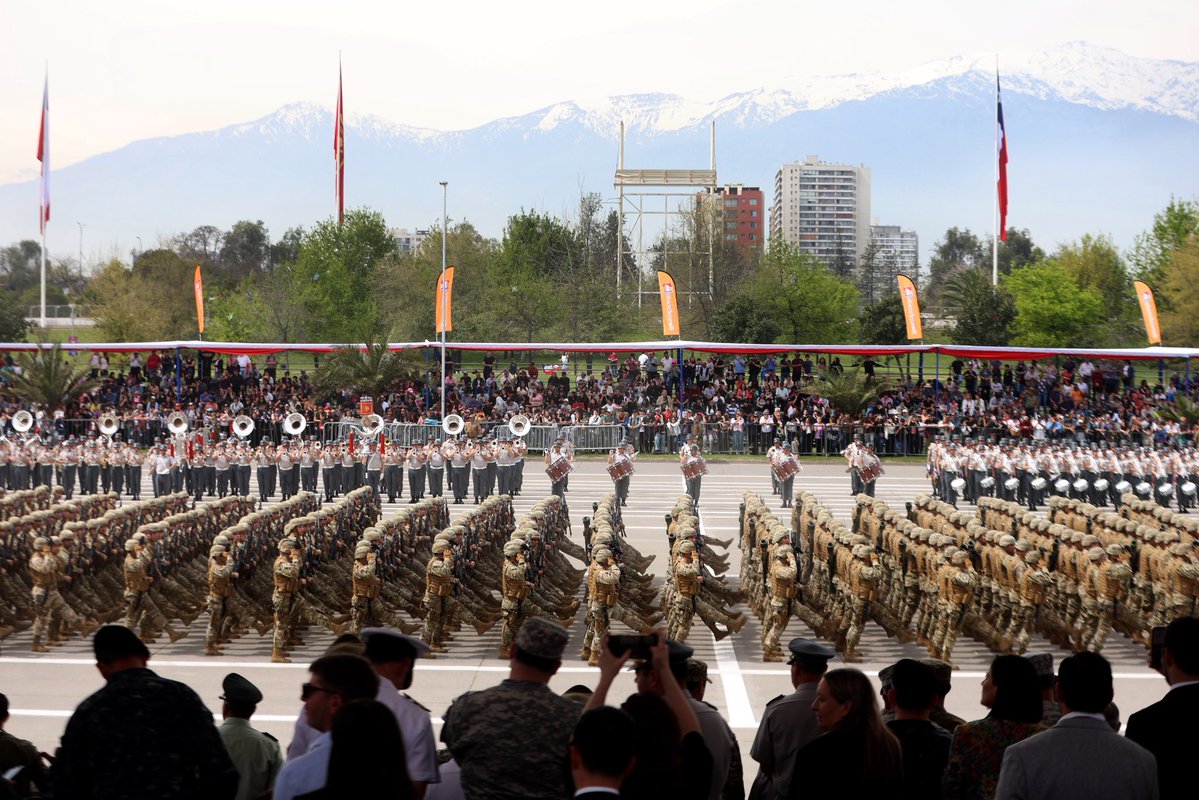 mindefchile's tweet photo. 🇨🇱 Esta mañana, el ministro de Defensa Nacional, Fernando Barros, presidió la Revista Preparatoria de la Gran Parada Militar 2026, en el Parque O’Higgins.

Este 19 de septiembre, 10.206 efectivos de las FF.AA. y de Orden y Seguridad serán parte de esta tradicional celebración. https://t.co/ZbhKrPTxgr