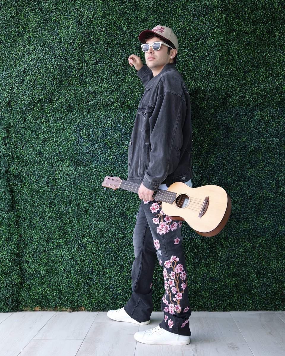 AustinMahone's tweet photo. Too focused to fold 🤙 https://t.co/dd66pQn2mz