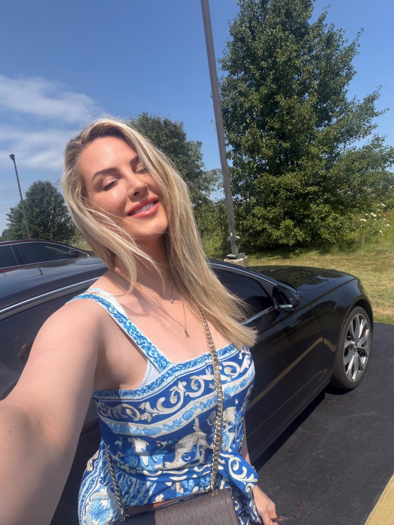 iMiss__Rose_'s tweet photo. I’m Rose 💙

Dutch content creator from the Netherlands.

Looking to connect with people who love tuna pizza, staying home &amp; avoiding social interaction.

Bonus points if you also disappear for 3 business days after making plans. https://t.co/rKkykDnFQa
